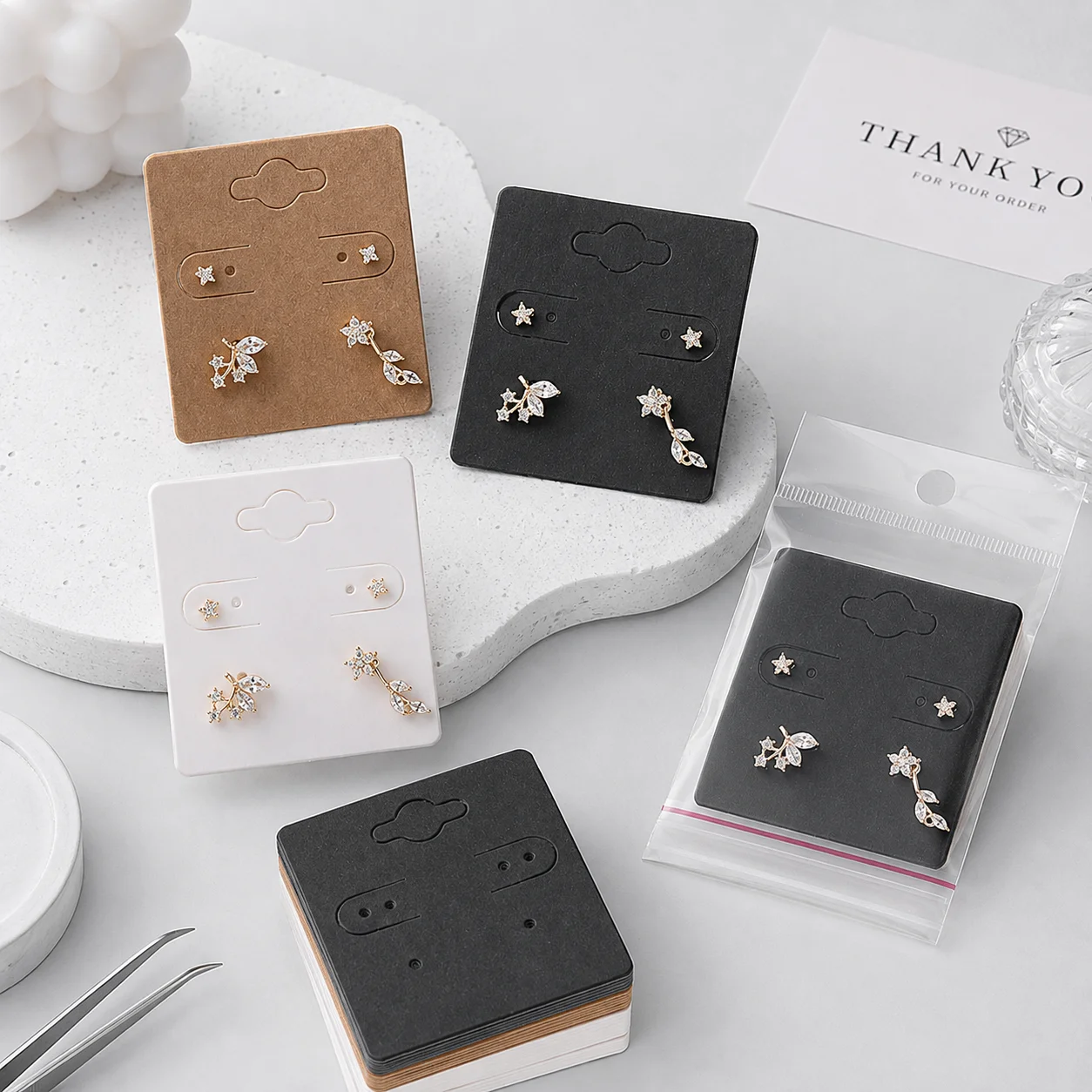 100 Stück Quadratische Ohrring-Displaykarten und Ziplock-Beutel-Set, bestehend aus 50 Papierkarten und 50 transparenten OPP-Beuteln für die Schmuck- und Bastelausstellung. – Detail 2
