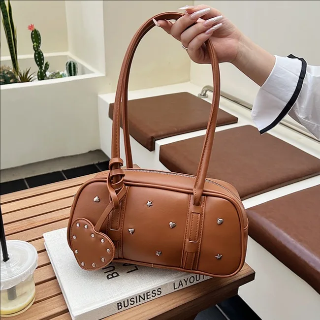 

2025 Summer New Retro Pillow Bag for Women Crossbody with Studs Tote Design Fashion Shoulder Bag Stylish Luxury Bag for