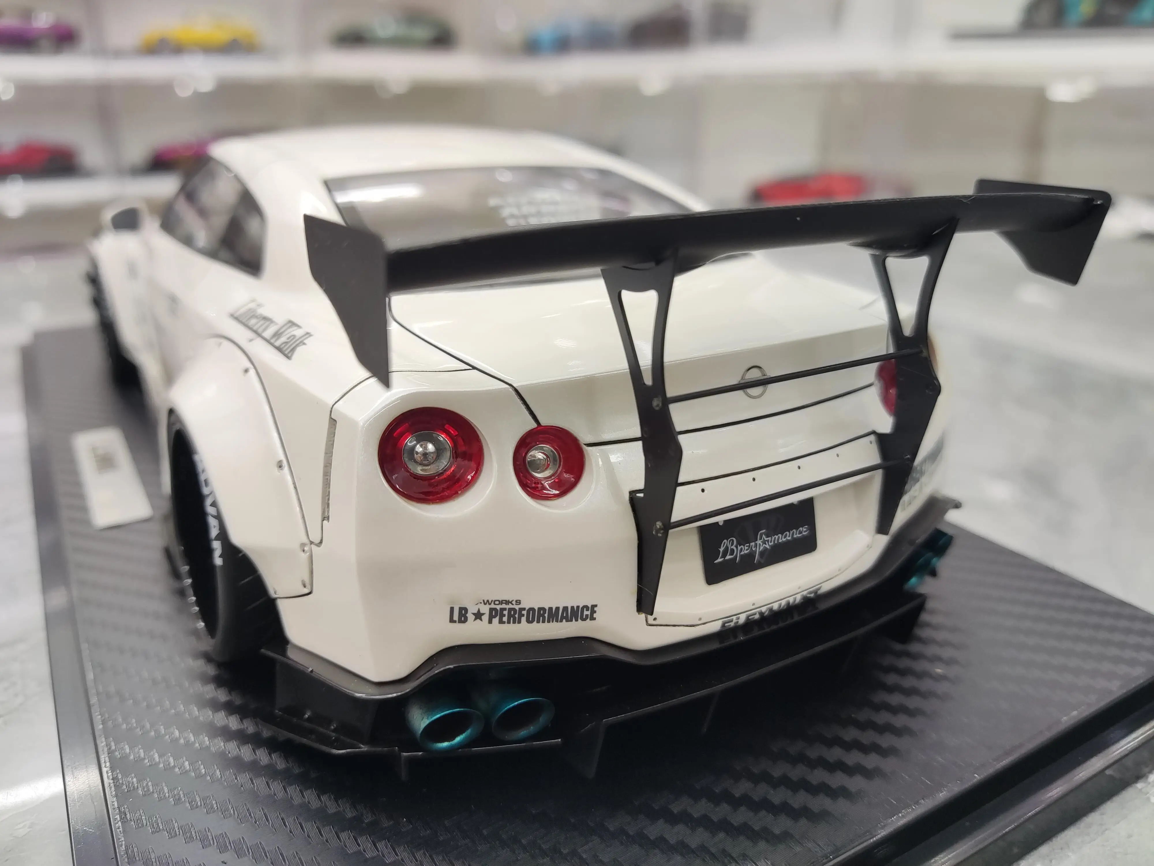 IG 1:18 GTR R35 LBWK White JDM Simulation Limited Edition Resin Metal Static Car Model Toy Gift