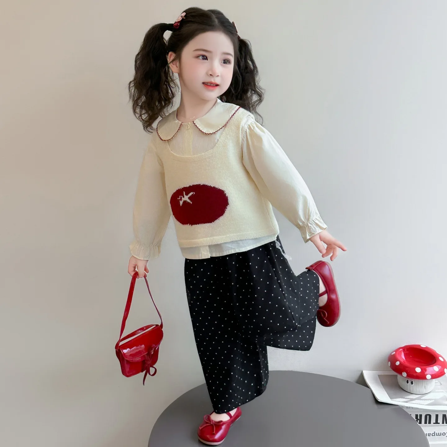 

Весенний комплект для девочек: вязаный жилет, брюки в горошек, стильный и милый жилет для малышек, рубашка с воротником-стойкой, комплект из трех предметов.