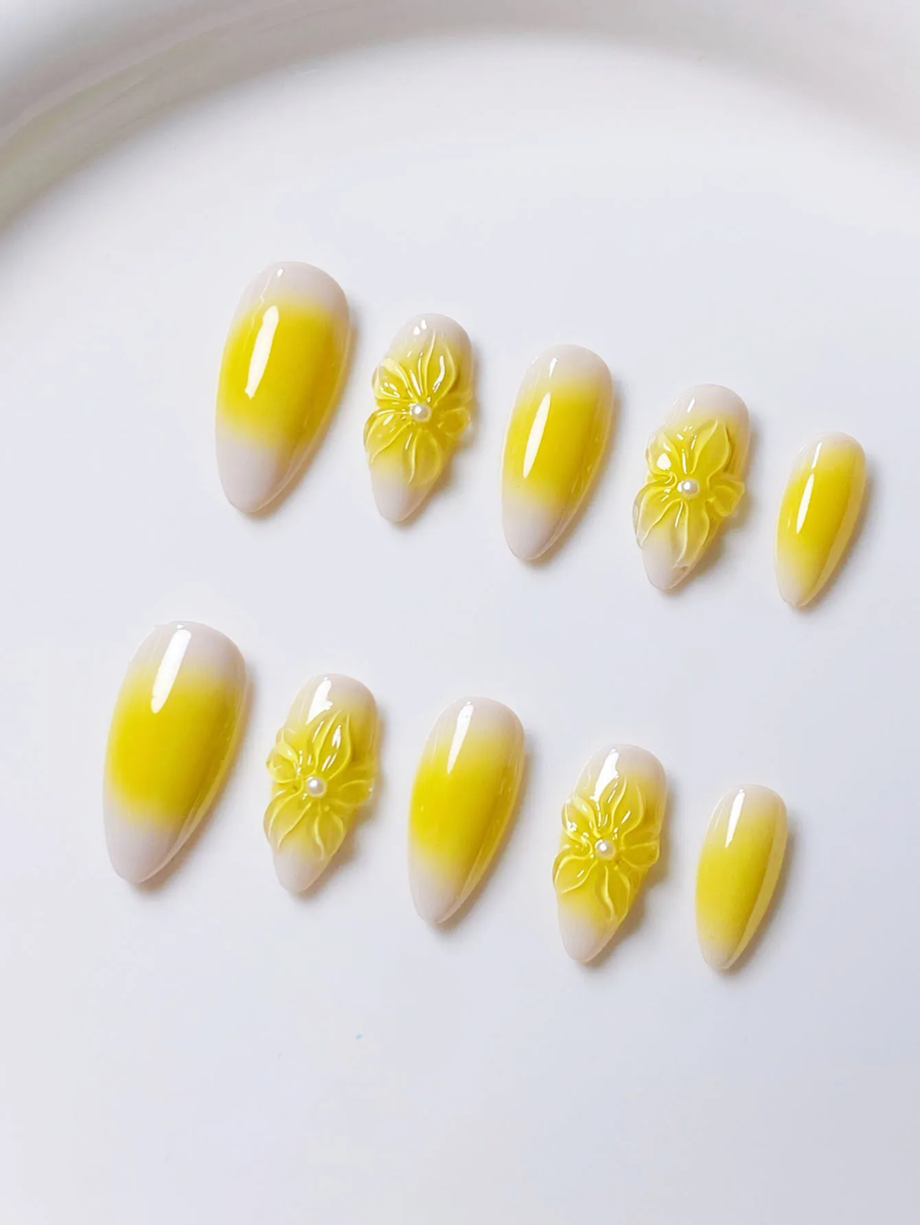 10 morceaux de fard à joues dégradé jaune en forme d'amande fait à la main, fleur tridimensionnelle artisanale pressage nail art pour ongles