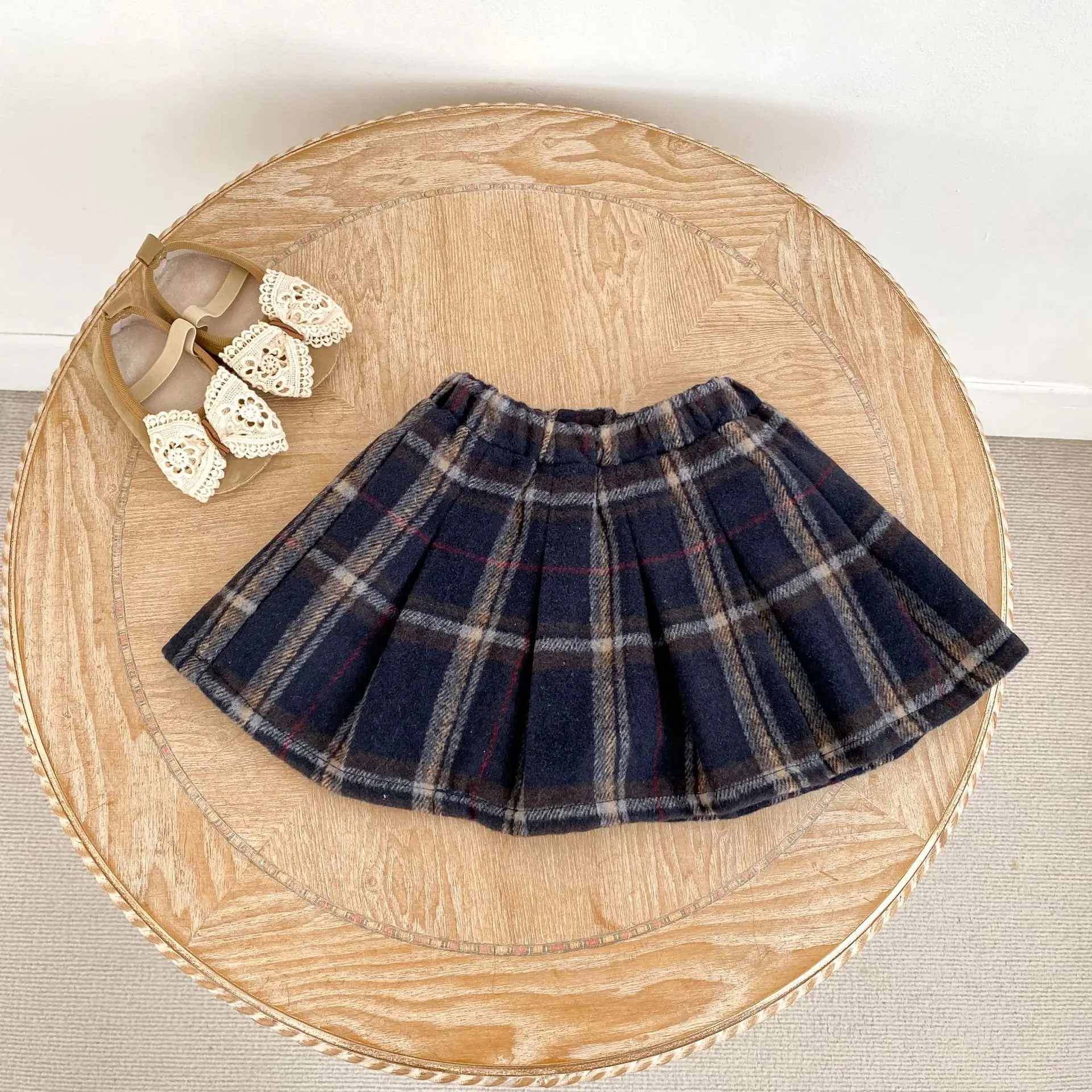 2026 Herbst Süßer Stil Kinderrock Karierter Plissee-Rock mit Elastikbund für 6M-4J Mädchen Vielseitiges Kinderkleid – Detail 7