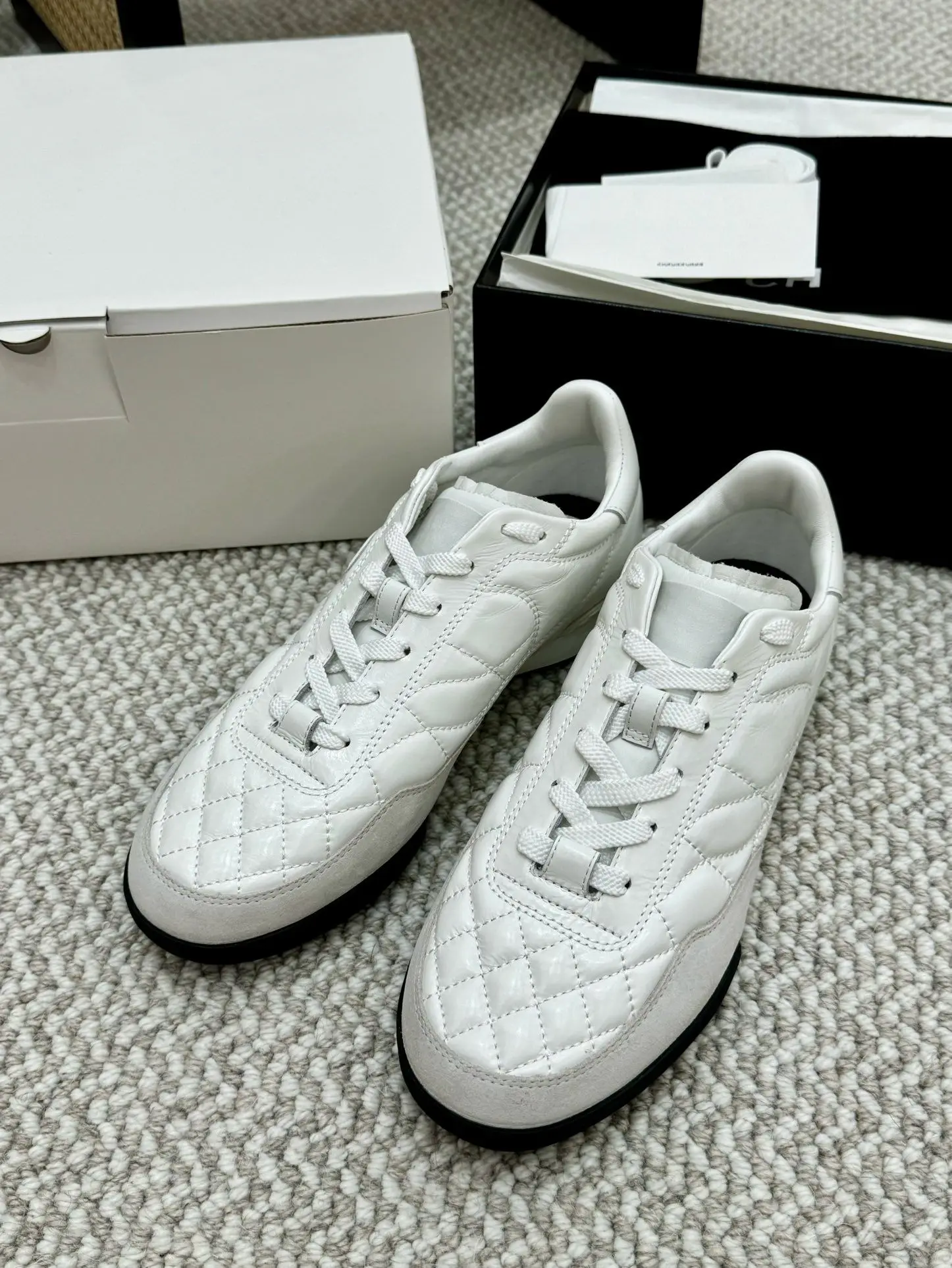 Men Women White Quilted Diamond Pattern Low Top Sneakers Splicing PU Suede Flat Shoes Minimalist Couple Lace-up Commute Skate Shoes