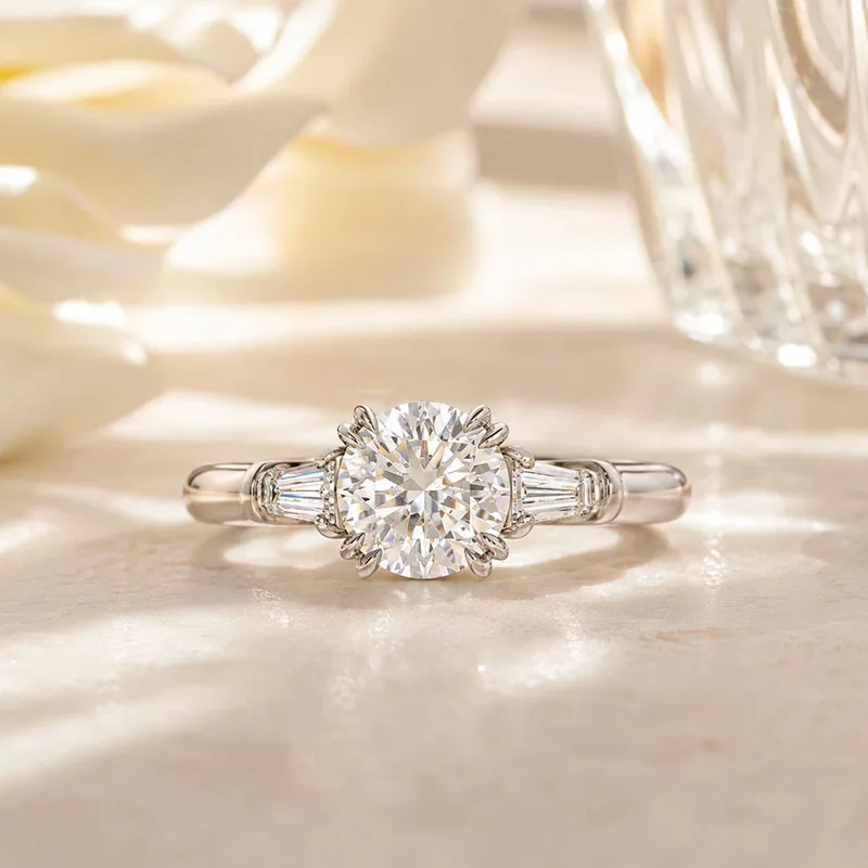 Eleganter 2-Karat-Rundschliff IGI-zertifizierter Laborgezüchteter Diamant-Verlobungsring DEF VS-VVS Massives Platin 950 Dreisteiniger Ehering – Detail 6