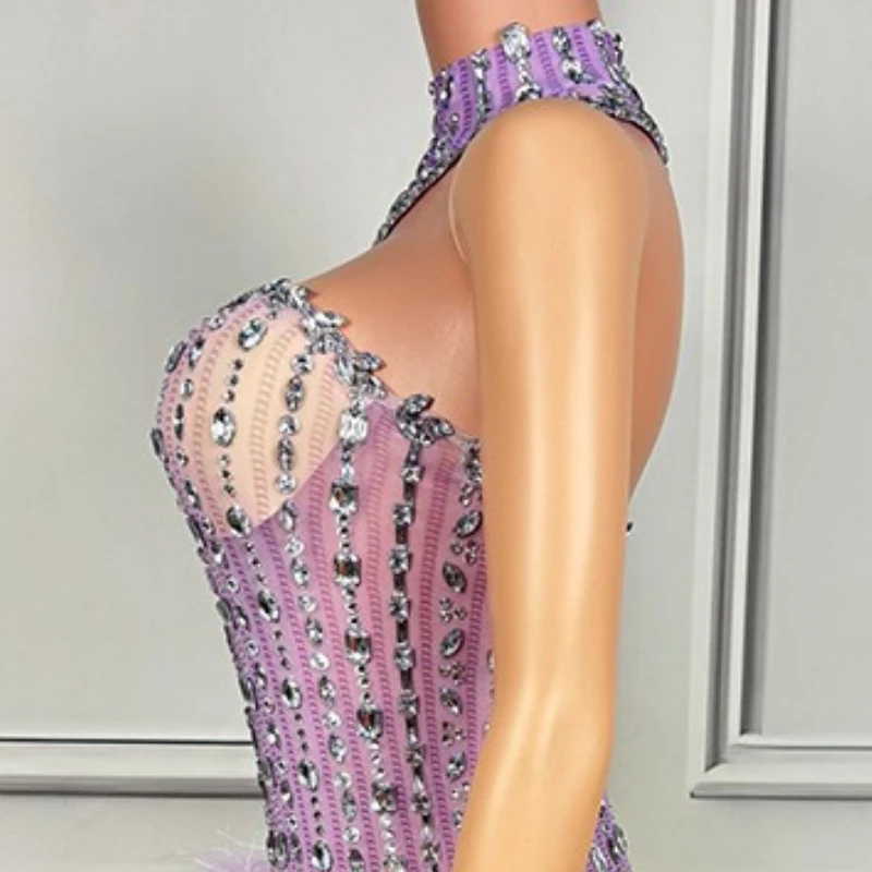 Robe de soirée glamour en plumes violettes et diamants, robe de spectacle sur scène pour mariages, fêtes d'anniversaire et spectacles en boîte de nuit