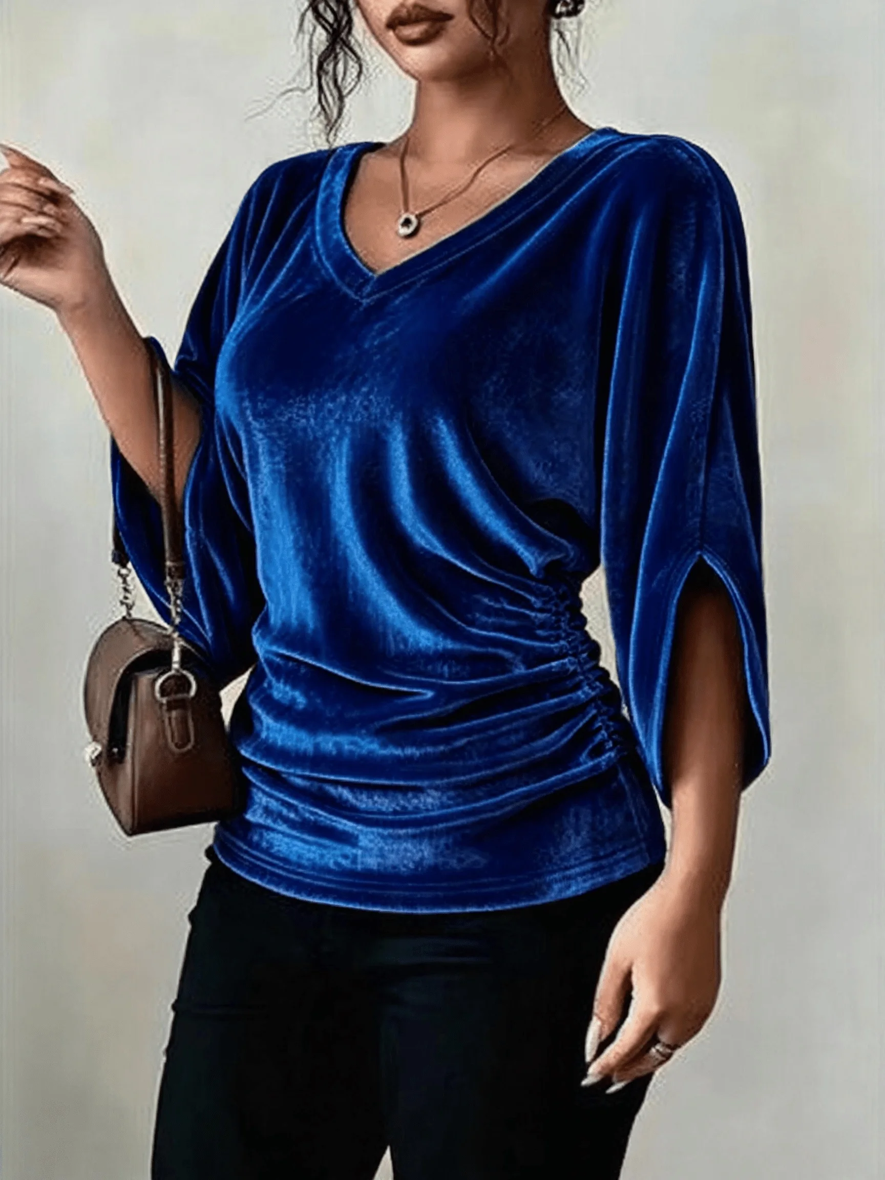 Plus Size Damen Samt-Oberteil mit V-Ausschnitt, 3/4-Ärmeln, elastischen Seitenpartien und Raffungen, einfarbige lässige Bluse – Detail 8