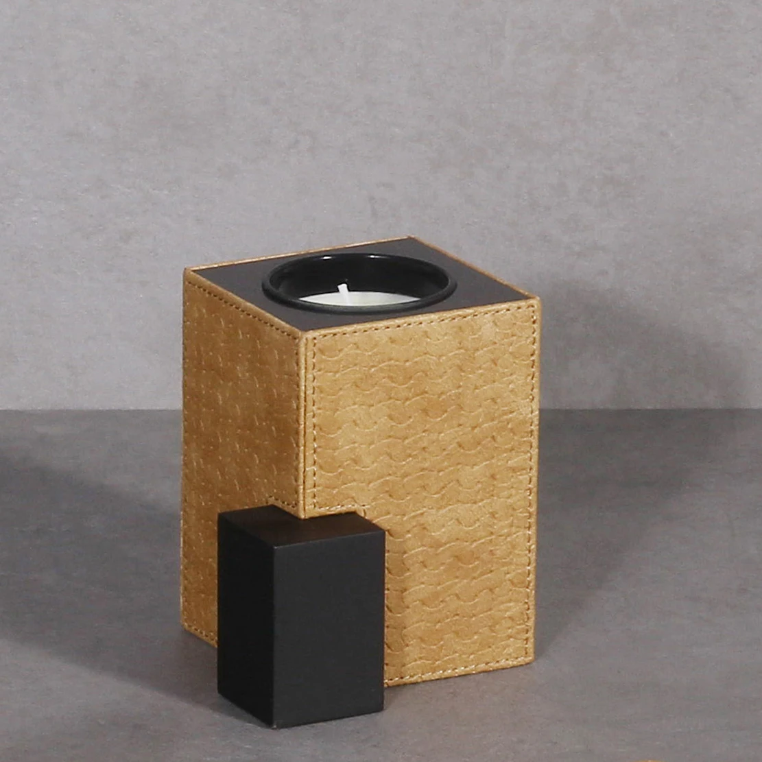 

High Quality square Aromatherapy Air Cleaner Smokeless Candle Holder Luxury Romantic Flower Scented Leather Candle Jars Set