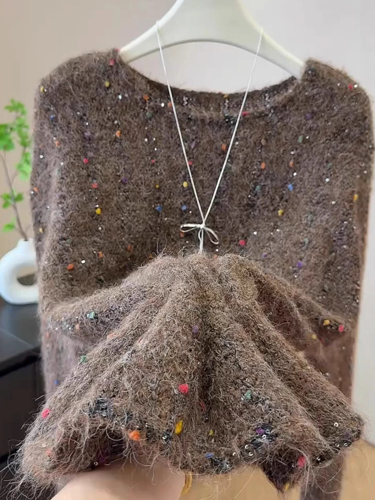 

Мягкий уютный вязаный свитер в горошек, женский осенне-зимний новый свитер, нежный сладкий антивозрастной топ, удобный свободный крой, длинный...