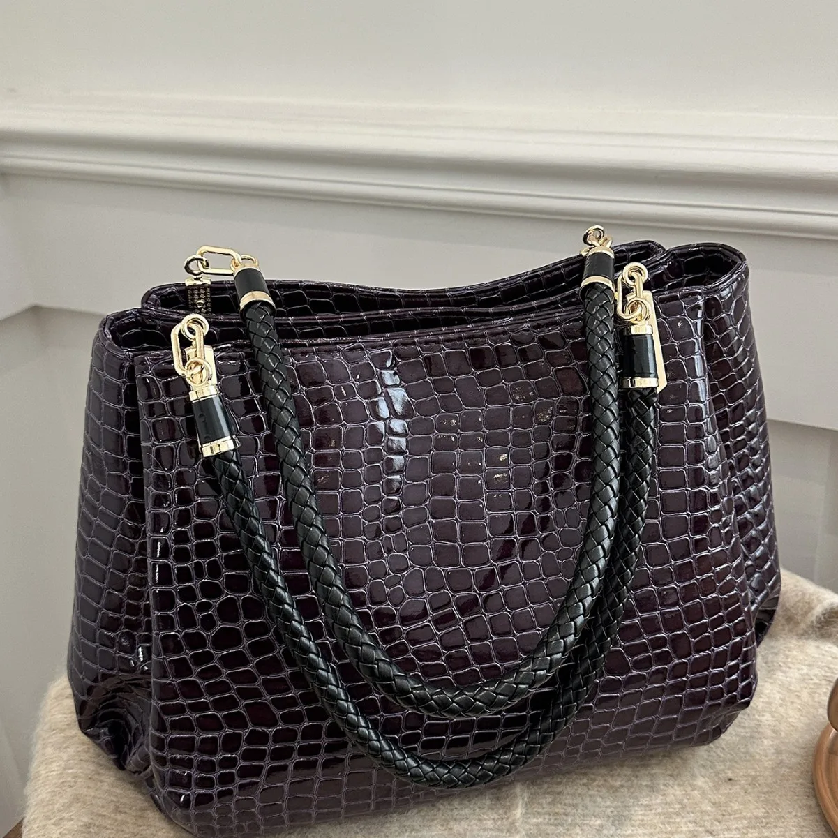 2026 Women's Bag Large Capacity Tote Daily Commute Women's Shoulder Bag Crocodile Print Bright Face Handbag Shopping