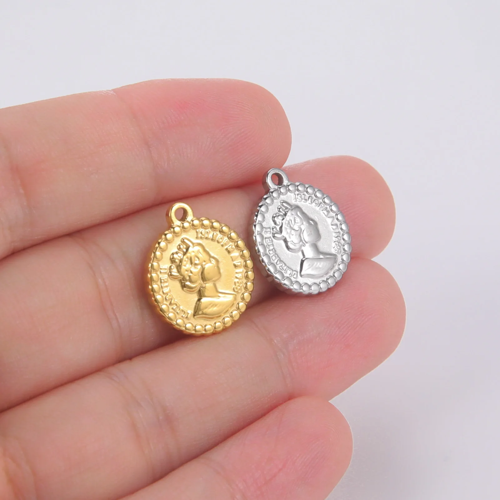 

Queen Elizabeth Ⅱ Coin Pendant Women Stainless Steel Gold Color Memorial Jewelry Gift