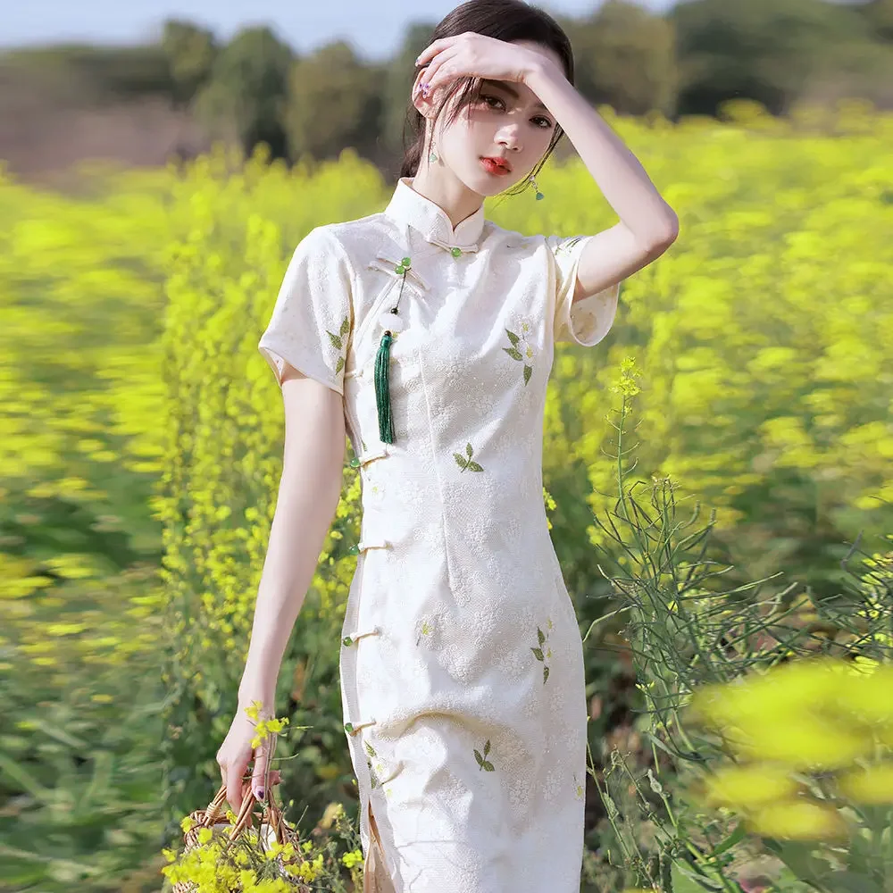 

2025 белый цветочный Cheongsam женский с коротким рукавом традиционное винтажное платье костюмы для выступлений тонкий халат Ципао с вышивкой Chinoise Femme
