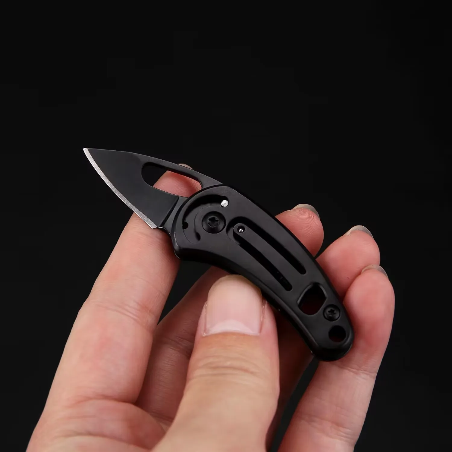 Outdoor folding knife, portable key knife, mini keychain pendant, camping portable self-defense pocket knife