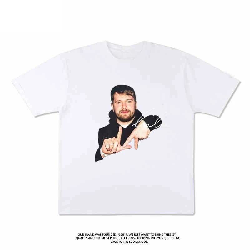 تي شيرت Luka Doncic Signature Shoulder Shrug للرجال من القطن الأمريكي القديم فضفاض بأكمام قصيرة لمحبي كرة السلة #2
