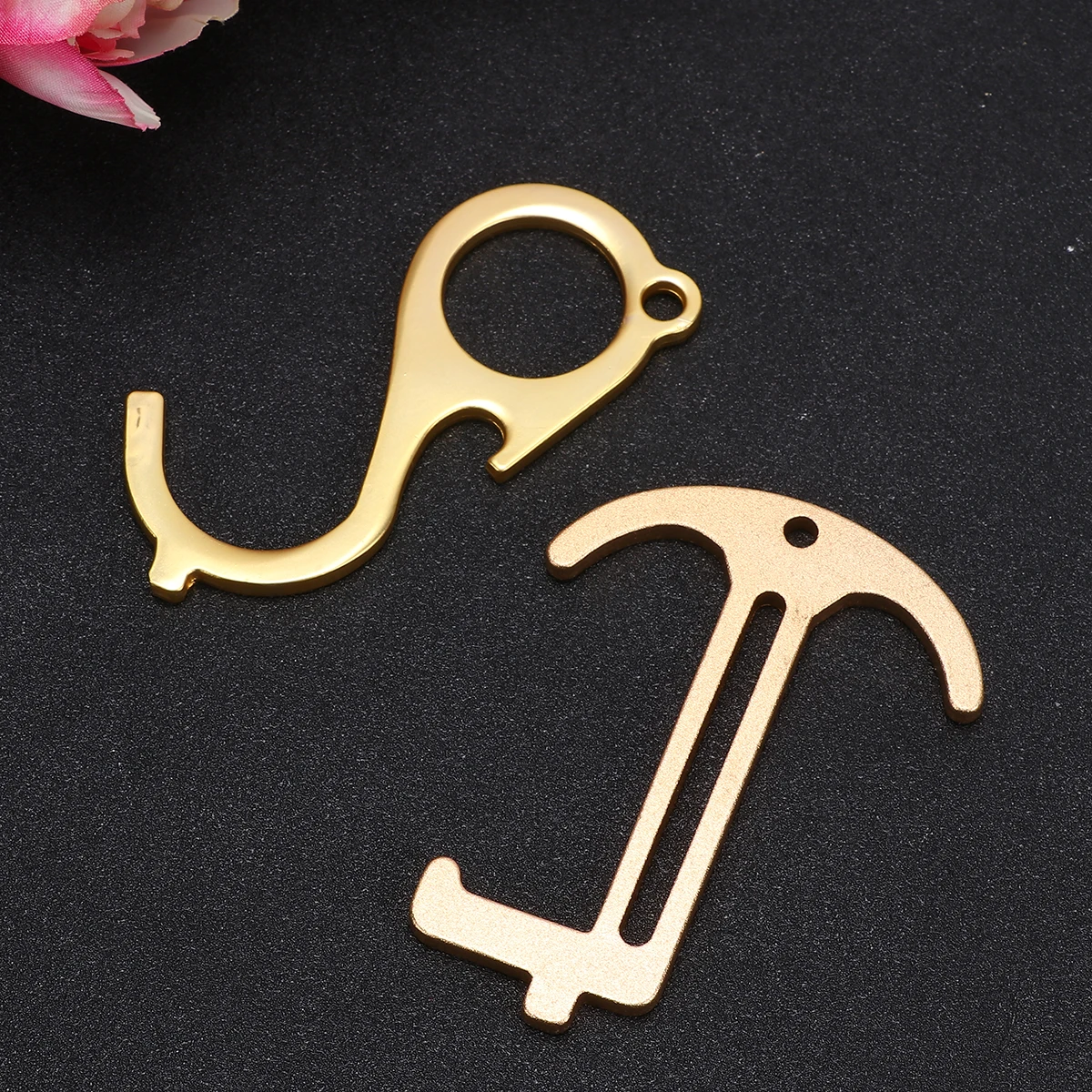 

2pcs Free Door Opener Elevator Button Opener Elevator Tool Contact-free Door Handle Key Chain (Random Style)