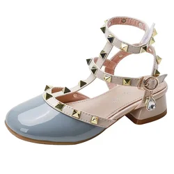 Sandalias romanas para niñas, zapatos de princesa con remaches, boca cuadrada, zapatos pequeños de cuero, moda de verano, 2024