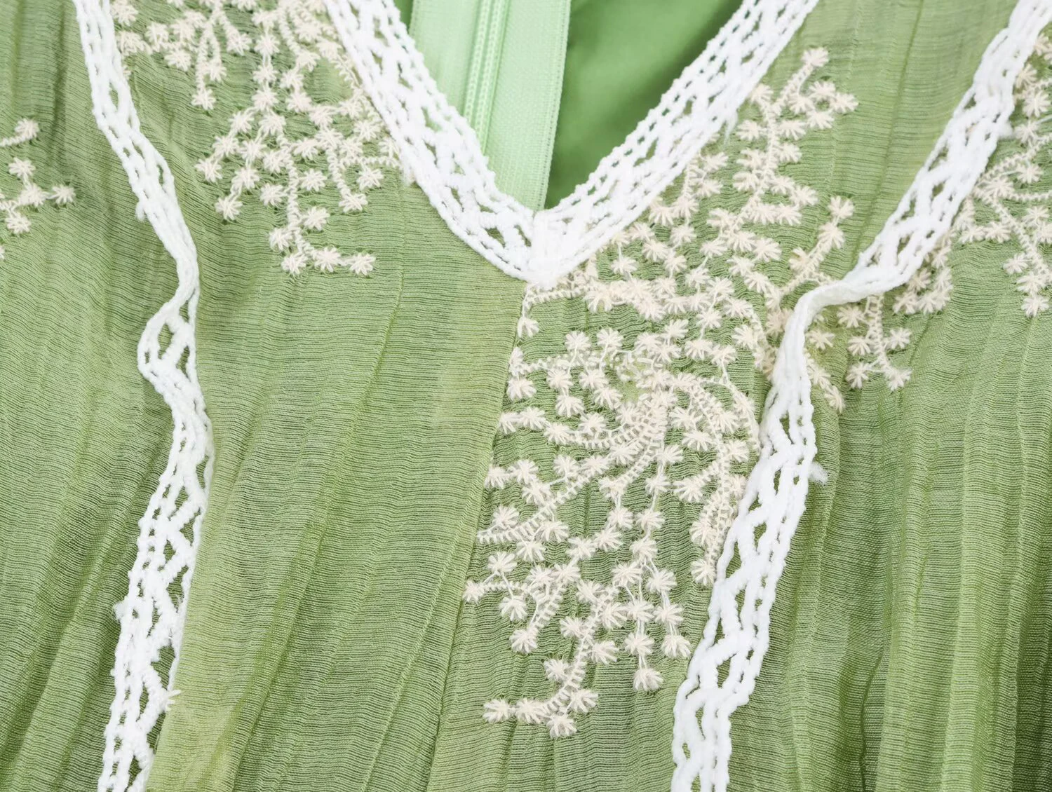 2025 outono novas roupas femininas estilo retro francês simples bordado renda emenda com decote em v cintura vestido longo