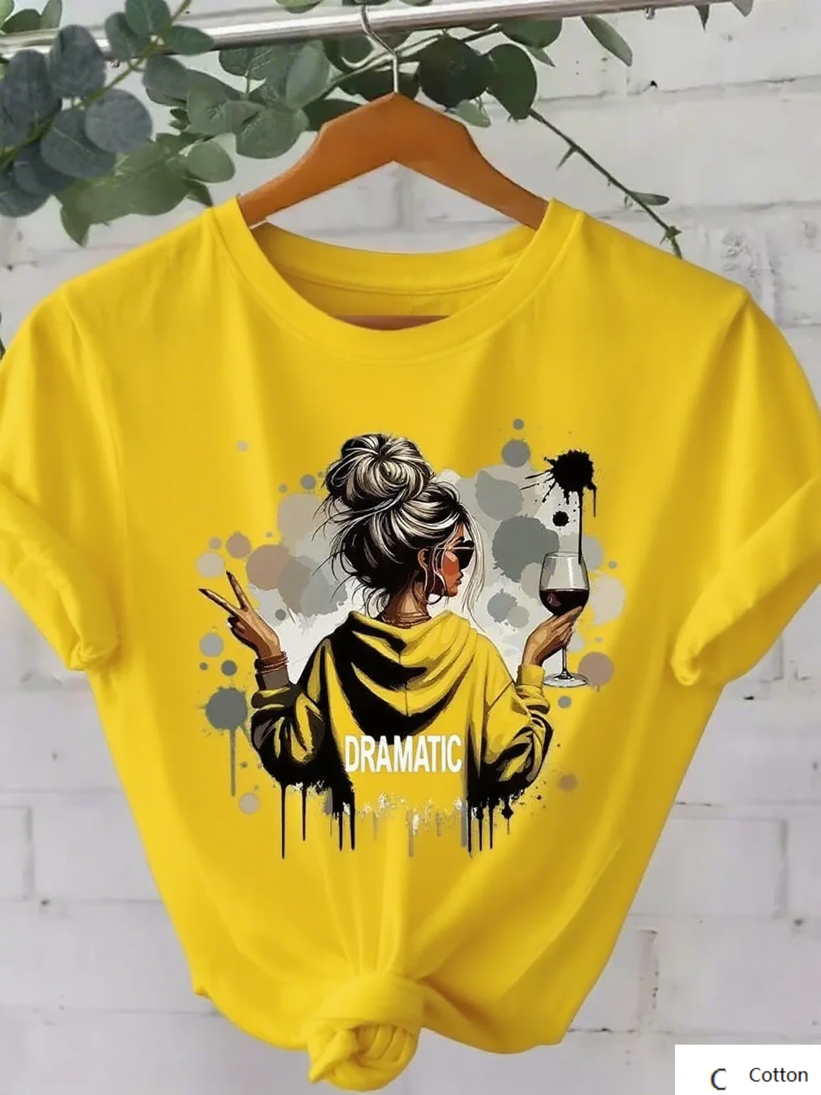 تي شيرت قطني عالي الجودة مع طباعة فنية للمرأة التي تحمل النبيذ والكلمات الدرامية ملابس الشارع الشهير وصل حديثًا تي شيرت S-4XL