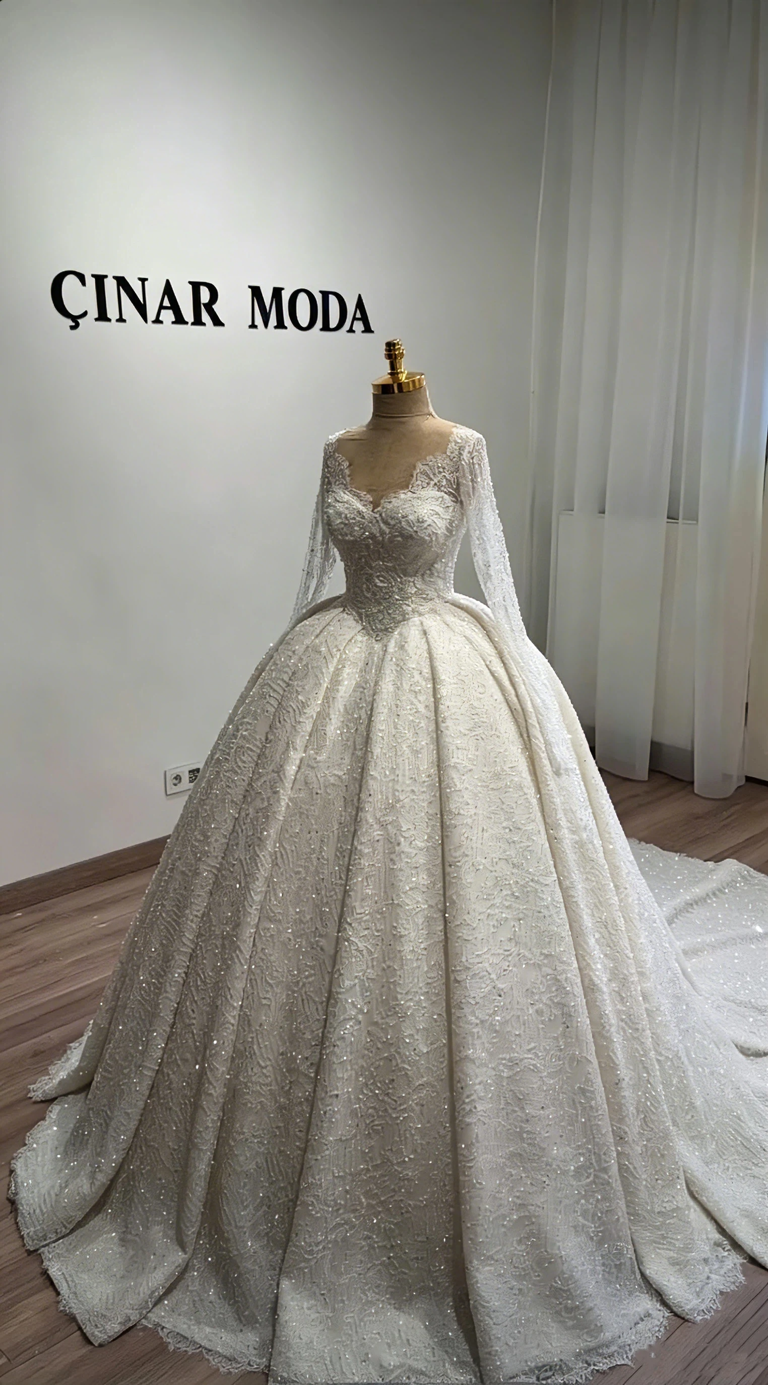 

Luxury Long Sleeve Ball Gown Wedding Dress Lace Beaded Crystal Sexy Sweetheart Neckline Bridal Gown With Train Customized