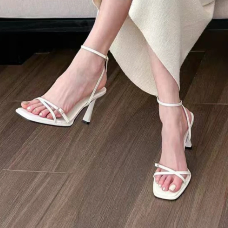 2026 Sommer Trendige Schwarze Schnallen-Sandalen für Damen – Bequeme Eckige Offene Zehenpartie Stiletto-Absätze Elegante Party-High-Heels für Frauen – Detail 6