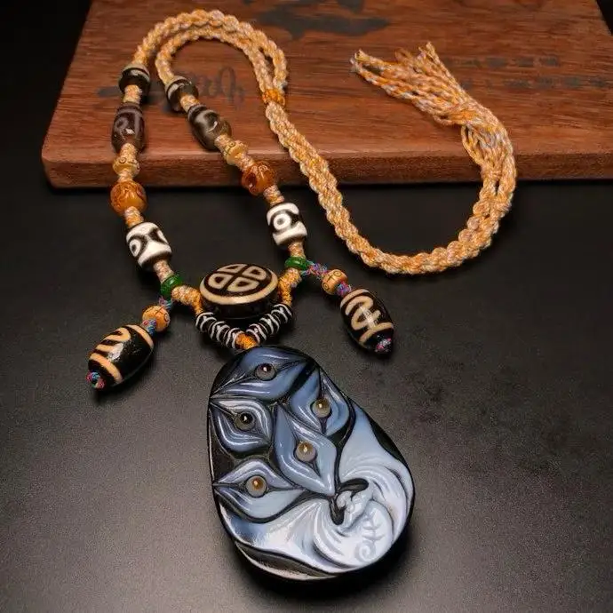 Carved with old materials, the Buddha plaque is in front of us, paired with a necklace made of precious celestial beads