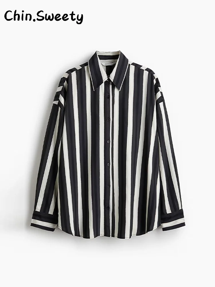 シックなストライプ柄ショートセット レディース ゆったりラペル 長袖 シングルブレストトップス ワイドレッグショートパンツ 2025 夏 レディース ハイストリートスーツ