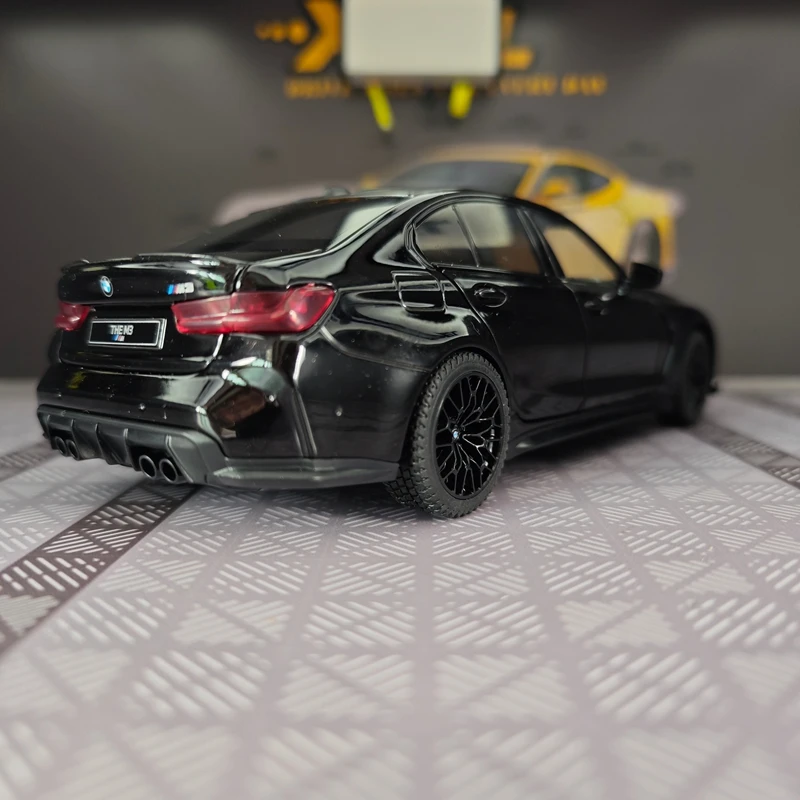

Модель автомобиля BMW M3 CS LCI из сплава, масштаб 1:24, с открывающимися дверями, амортизатором рулевого управления и функцией отскока, подарок.