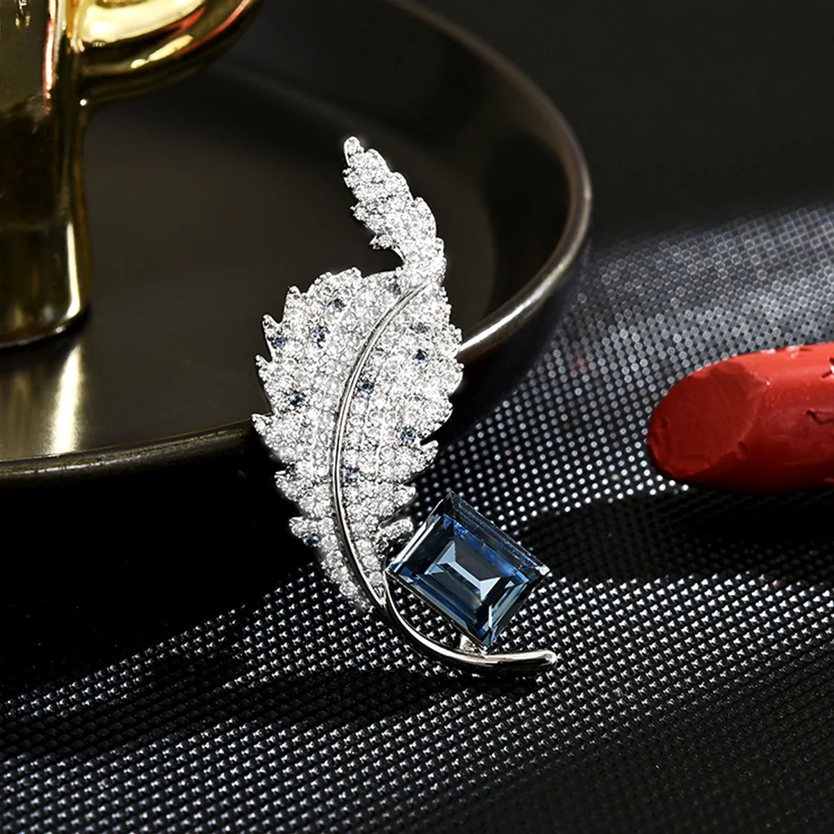 Lucky Bracelet Hand String European-Style Minimalist And Elegant Crystal Leaf Brooch Creative Design High-End Perfect For Shirt