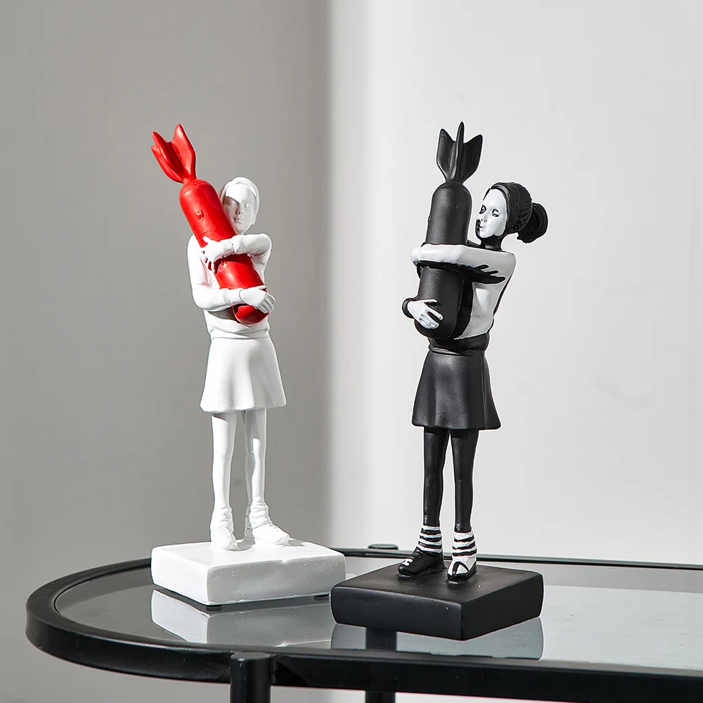 Banksy Knuffelen Bom Meisje Standbeeld Sculptur Knuffelaar Knuffelen Vrede Bom Meisje Huisdecoratie Accessoires Woonkamer Decoratie