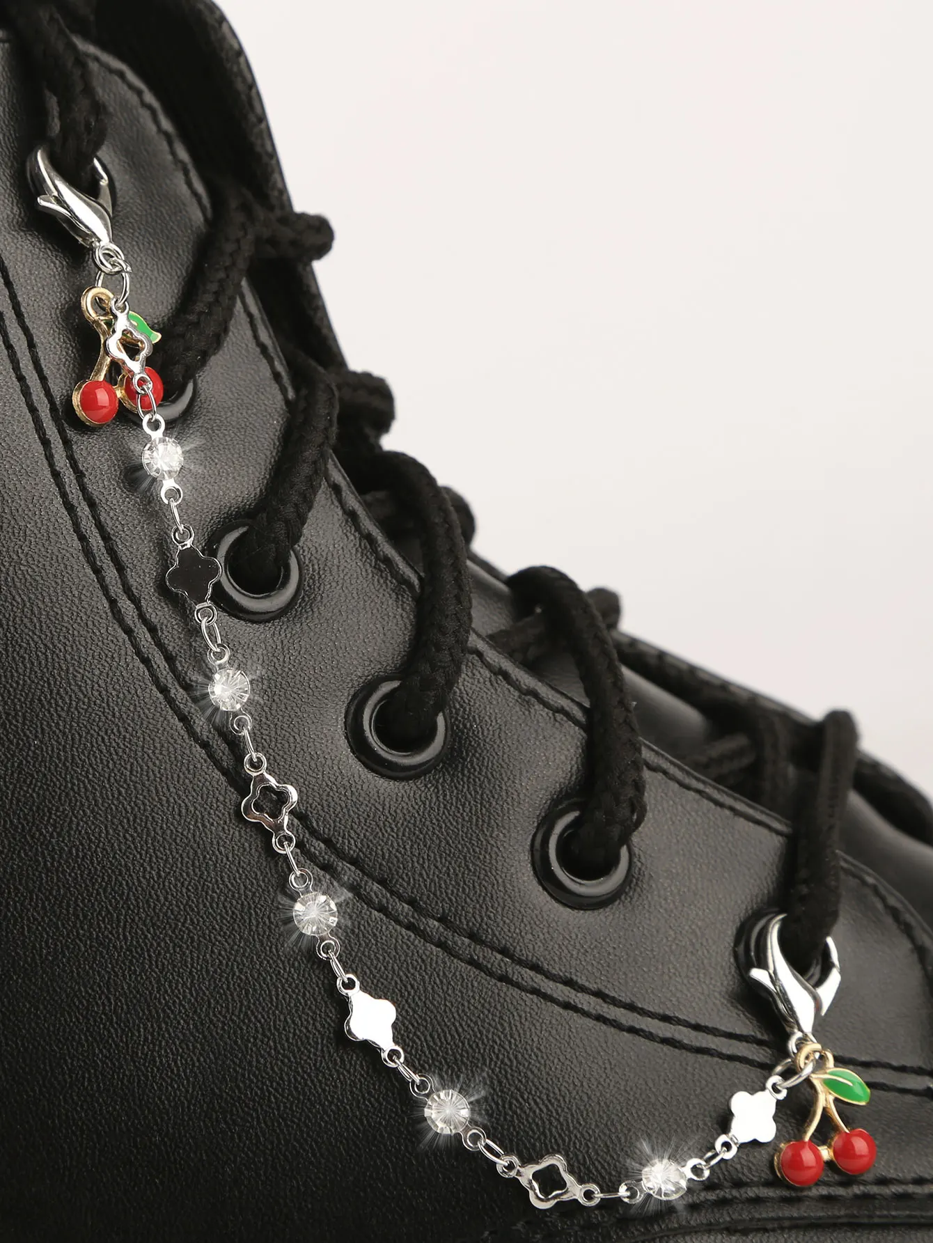 Lucky Four-Leaf Clover with Diamond-Studded Hollow Chain Design Shoe Decoration, Cherry Charm, Y2K Boot Shoe Accessories, Detachable Shoelace Chain, Winter Shoes, Snow Boots, Casual Shoes, DIY Shoe Decoration, Multifunctional Fashion Item, Elegant Women's Shoe Accessories, Party Gift