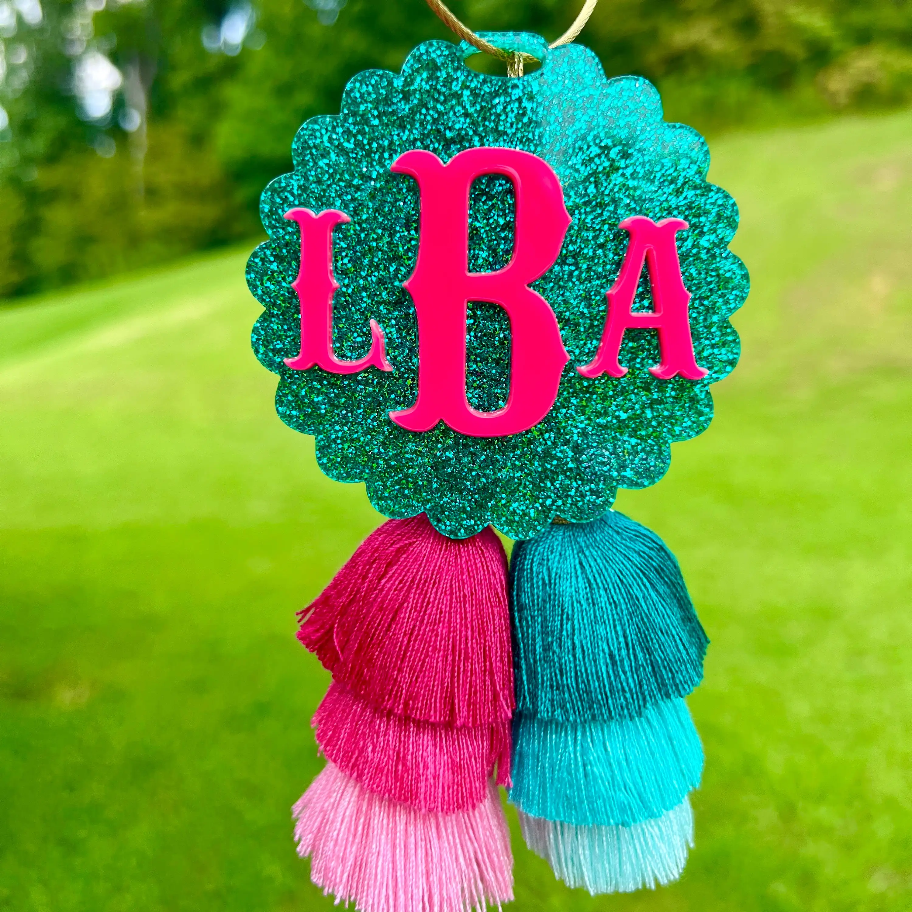 Personalized wave-shaped embossed acrylic nameplate with gradient fringes, custom single-letter letter pendant, EVA beach hole h