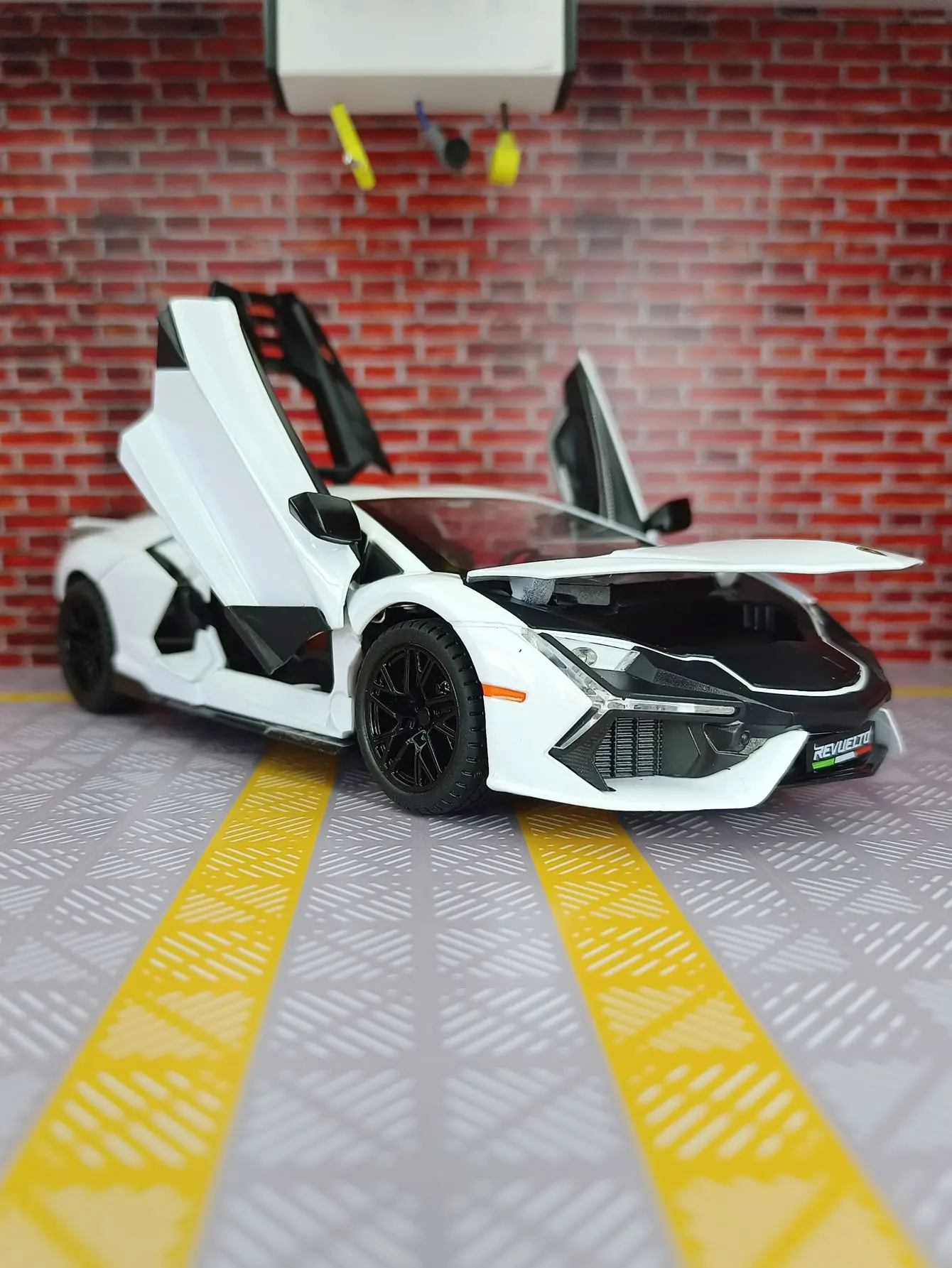 1:24 Reventon Supercar Legierungsautomodell Ornamente Sammlung Türen und Motorhaube Kofferraum kann das Pull-Back-Auto feine Verarbeitung öffnen