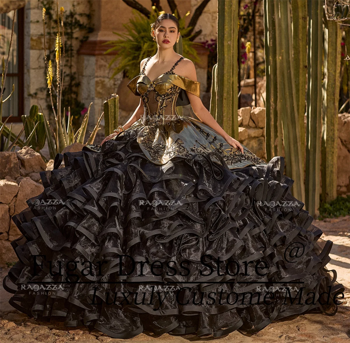 Robe Quinceanera noire/or brodée, épaules dénudées, ourlet de balayage et volants superposés, robe de bal