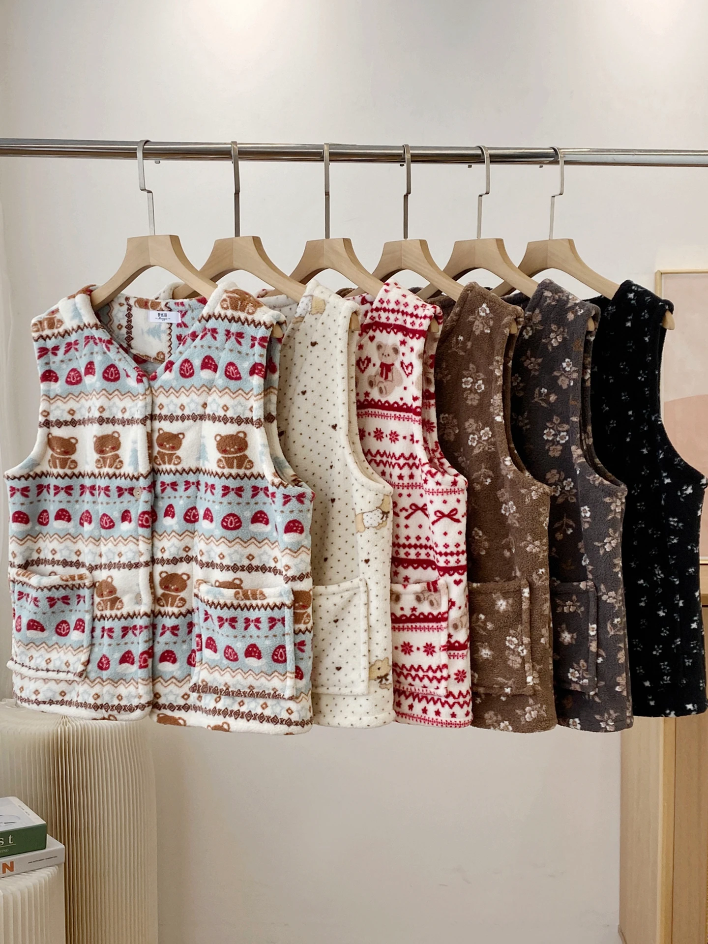 Women's Coral Fleece Vest Autumn Winter Thickened Floral Embroidery Outerwear Home Clothes Top Warmth Commute Style Polyester