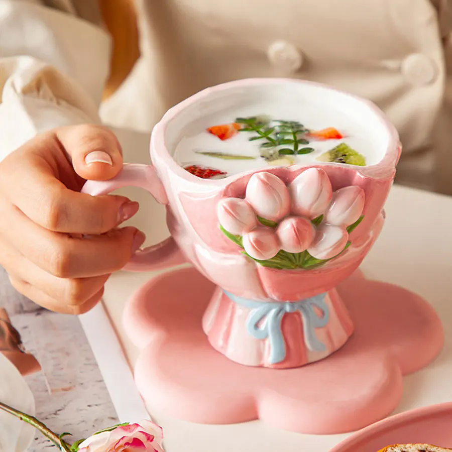 360ml 手描き立体レリーフチューリップセラミックコーヒーカップ 手持ち型不規則ブーケマグ 絶妙なギフト