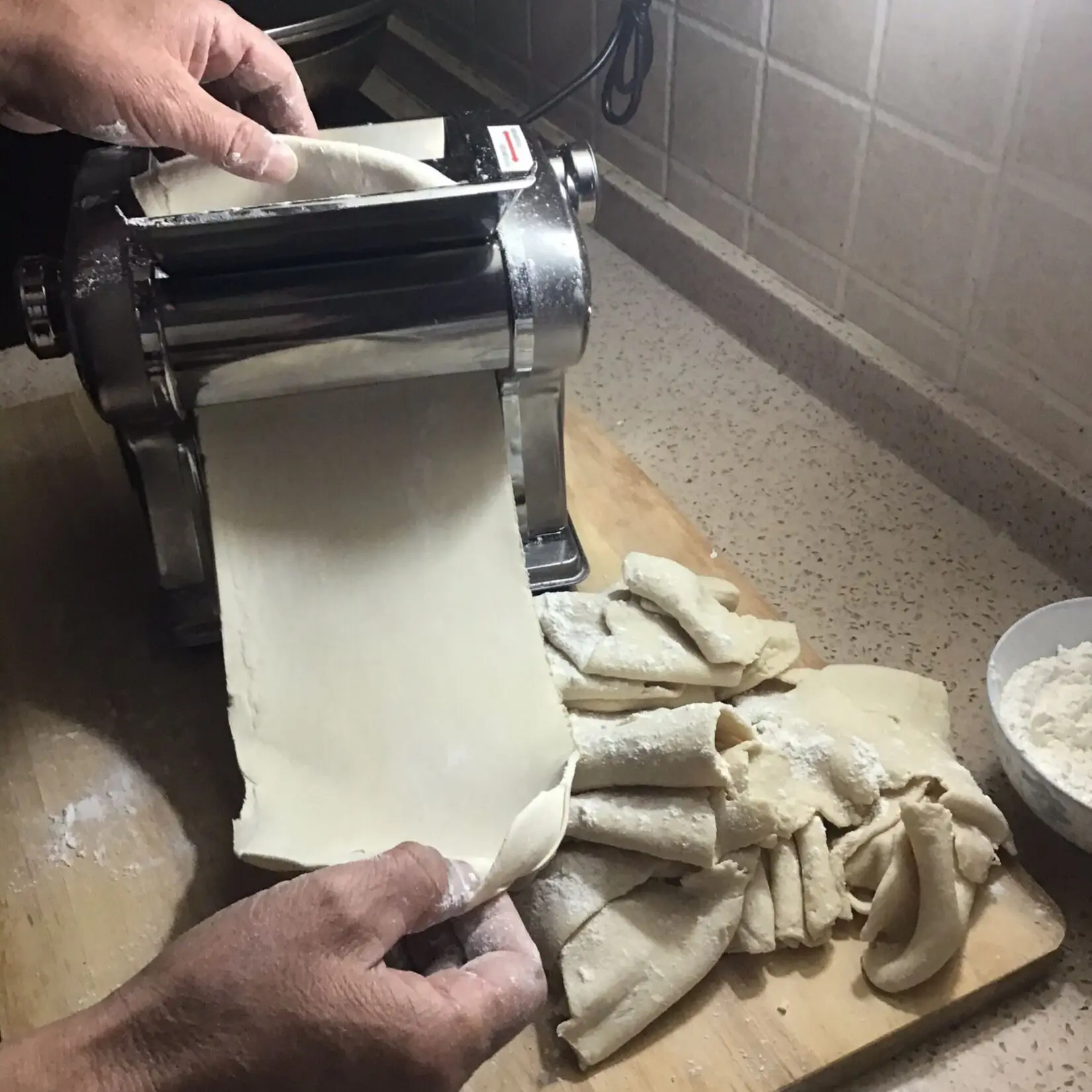Automatic Noodle Maker Multifunctional Noddle Electric Noodles Rolling Dough Cutter