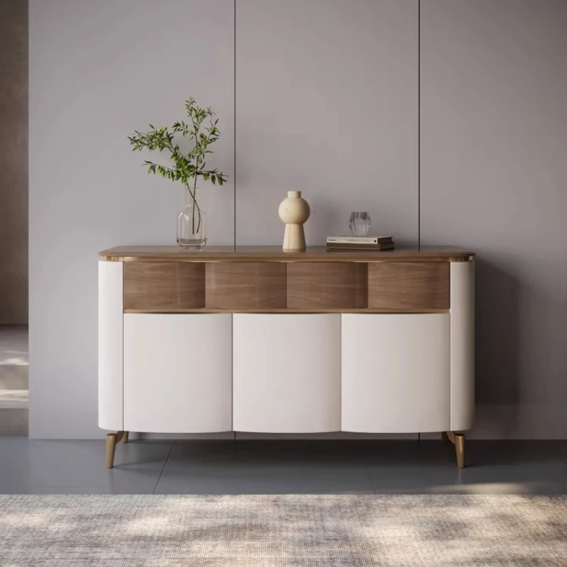 

Современная простая перегородка для гостиной. Встроенный шкаф для хранения у стены. Усовершенствованный обеденный боковой шкаф из цельного дерева.