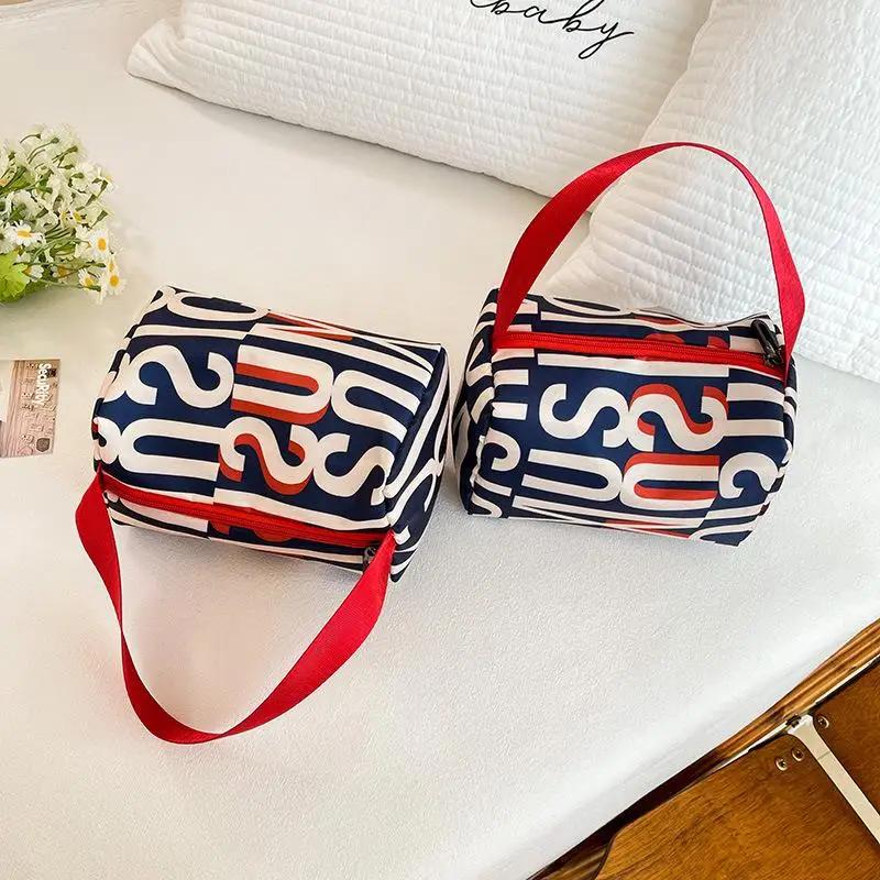 

Fashion Letter Printed Portable Hand-Held Makeup Bag Traveling Large Capacity Storage Small Commuting Toiletry Handbag