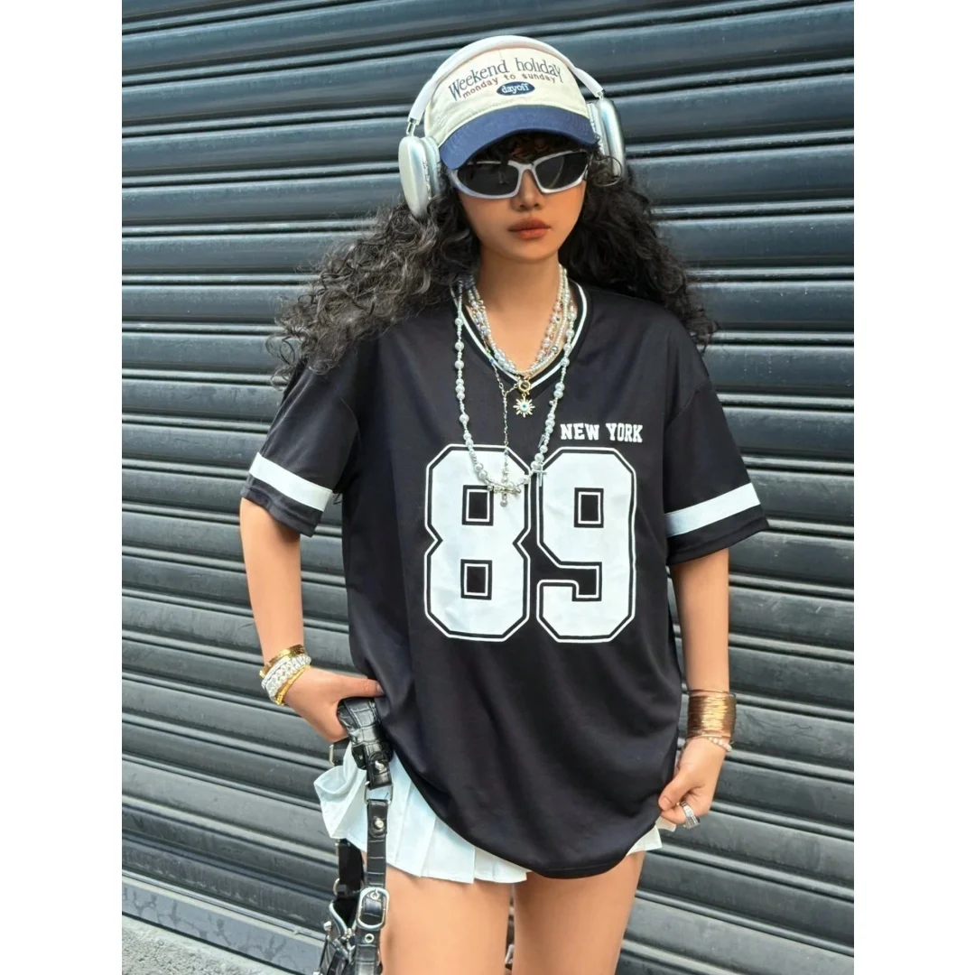 Damen Sommer Modisches Locker Sitzendes V-Ausschnitt Kurzarm T-Shirt mit Buchstaben- & Zahlen-Print Jersey Y2K Mode Streetwear Oberteile – Detail 7