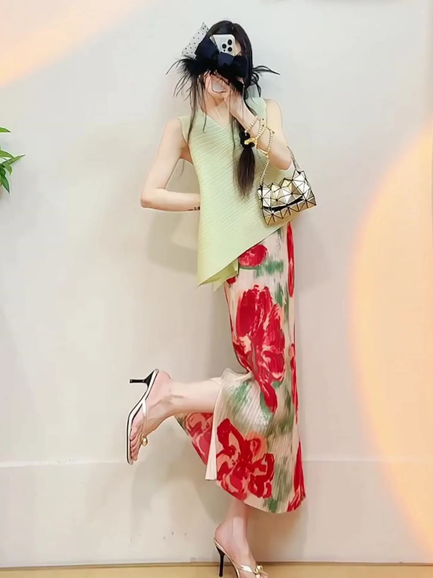 

Летний комплект для похудения в светло-зеленом цвете с плиссированным асимметричным топом и юбкой. Красивый и модный повседневный стиль.