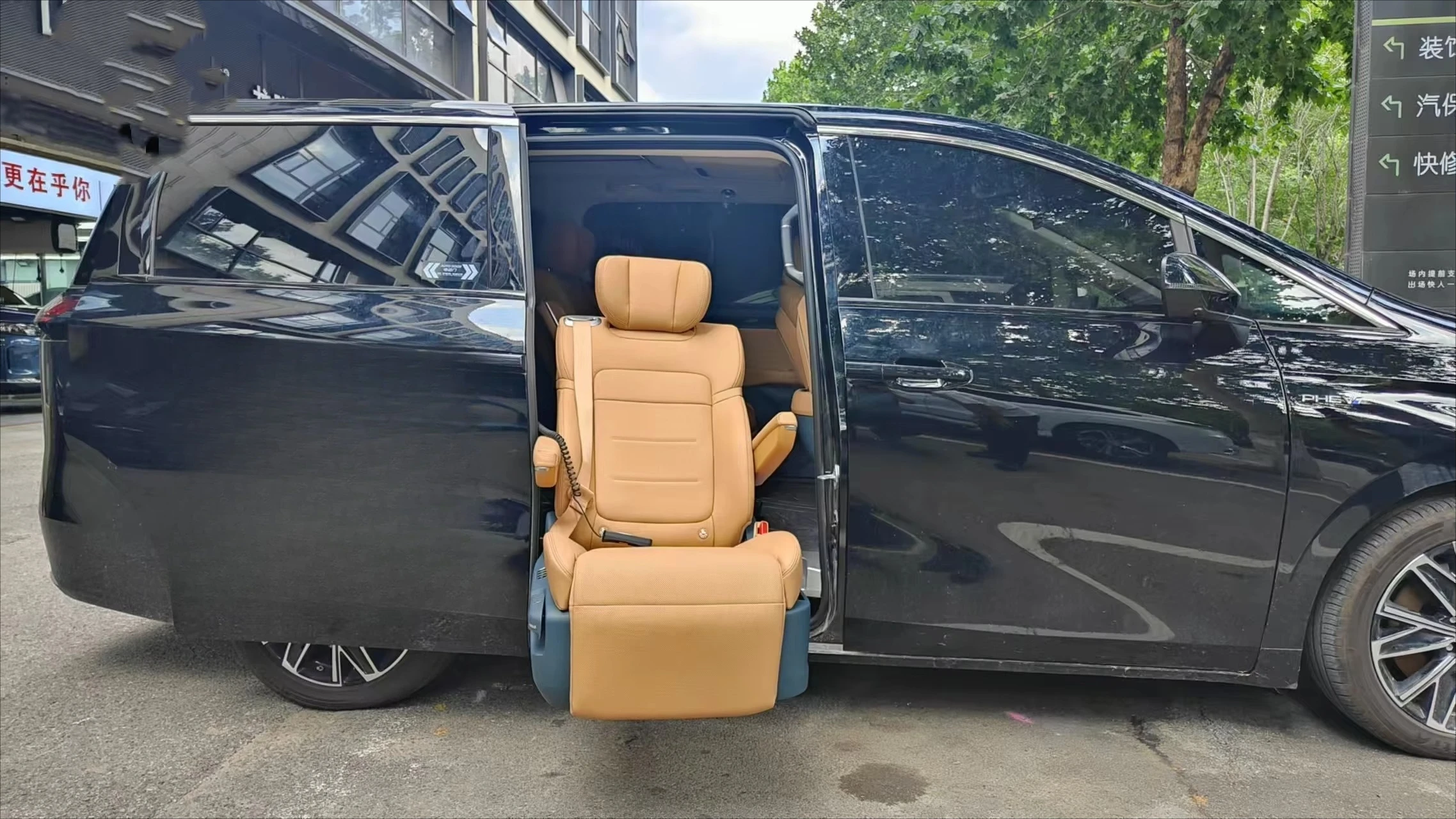 comfortable car seat, with mechanical device, easy to install, suitable for various models, easy to use, with rotating function