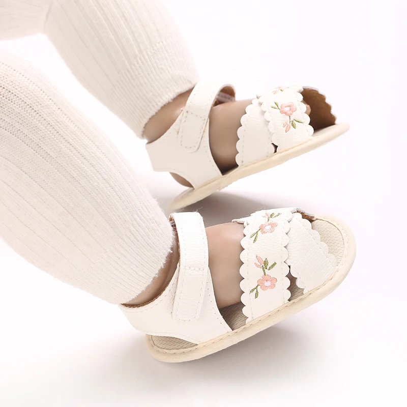 أحذية أطفال متقاطعة مطرزة جديدة للربيع/الصيف أحذية أطفال أحذية رياضية بنعل ناعم