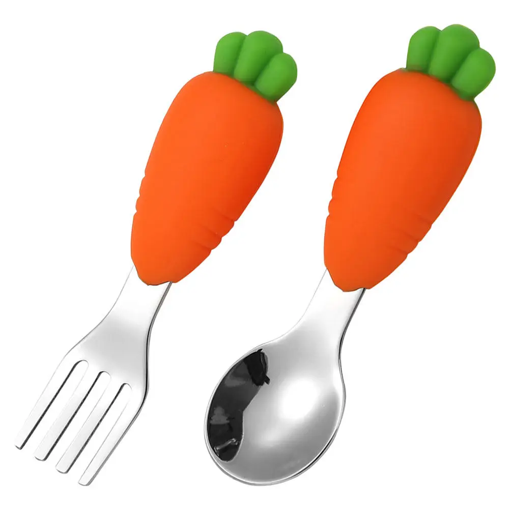 

Набор из 2 предметов: ложка и вилка для кормления малышей, силиконовые ручки с мультяшным дизайном в виде моркови, нескользящие, детские столовые приборы для самостоятельного кормления малышей