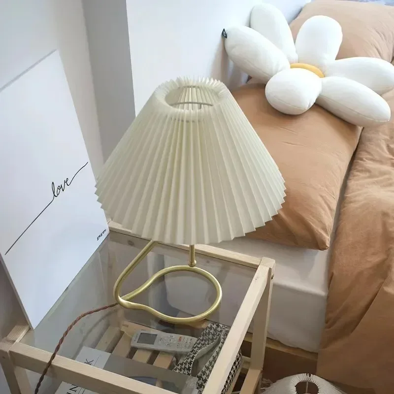 Medieval style, dual-purpose desk lamp wall lamp, brass texture pleated lamp