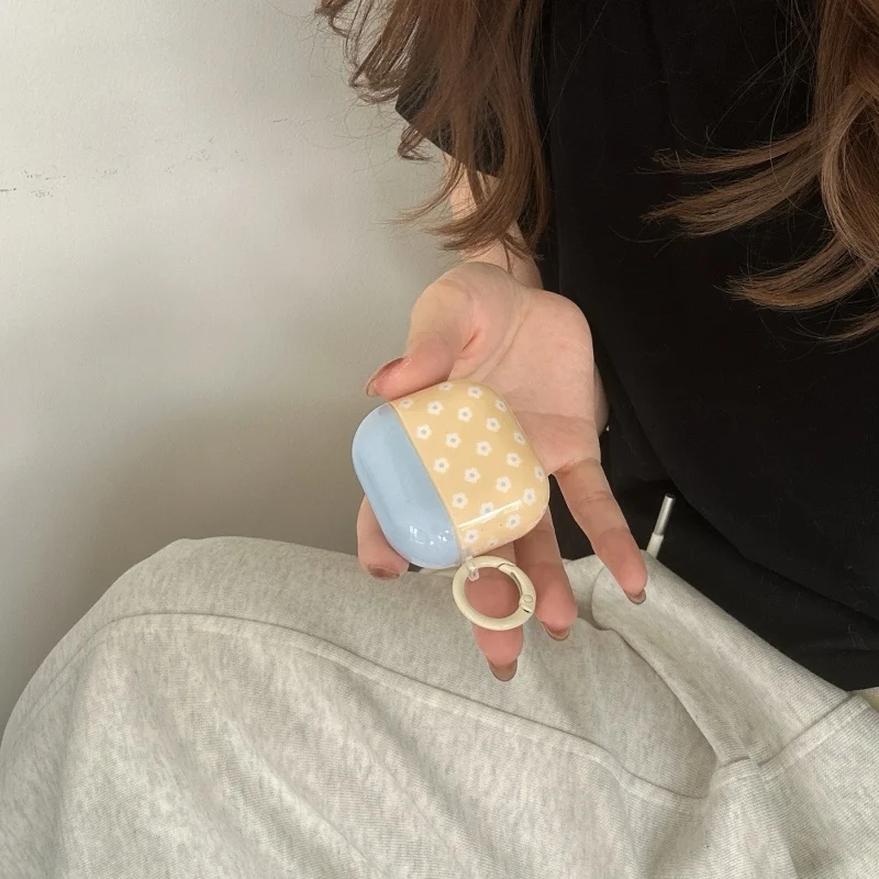 White Small Flowers Yellow Pattern Earphone Case for Airpods Series 1, 2, Pro/pro2/pro3, 3, 4, Dustproof