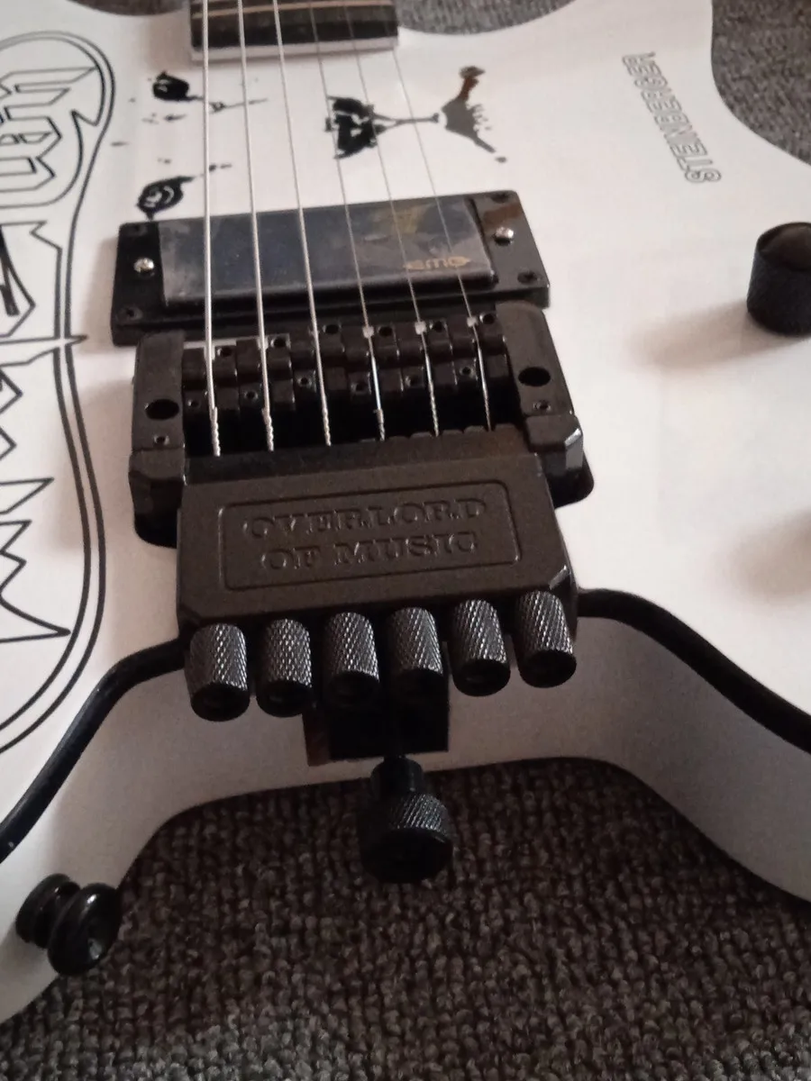 high quality Lion White Headless Electric Guitar 6-string 648mm scale length mahogany body maple neck fretboard with hardcase