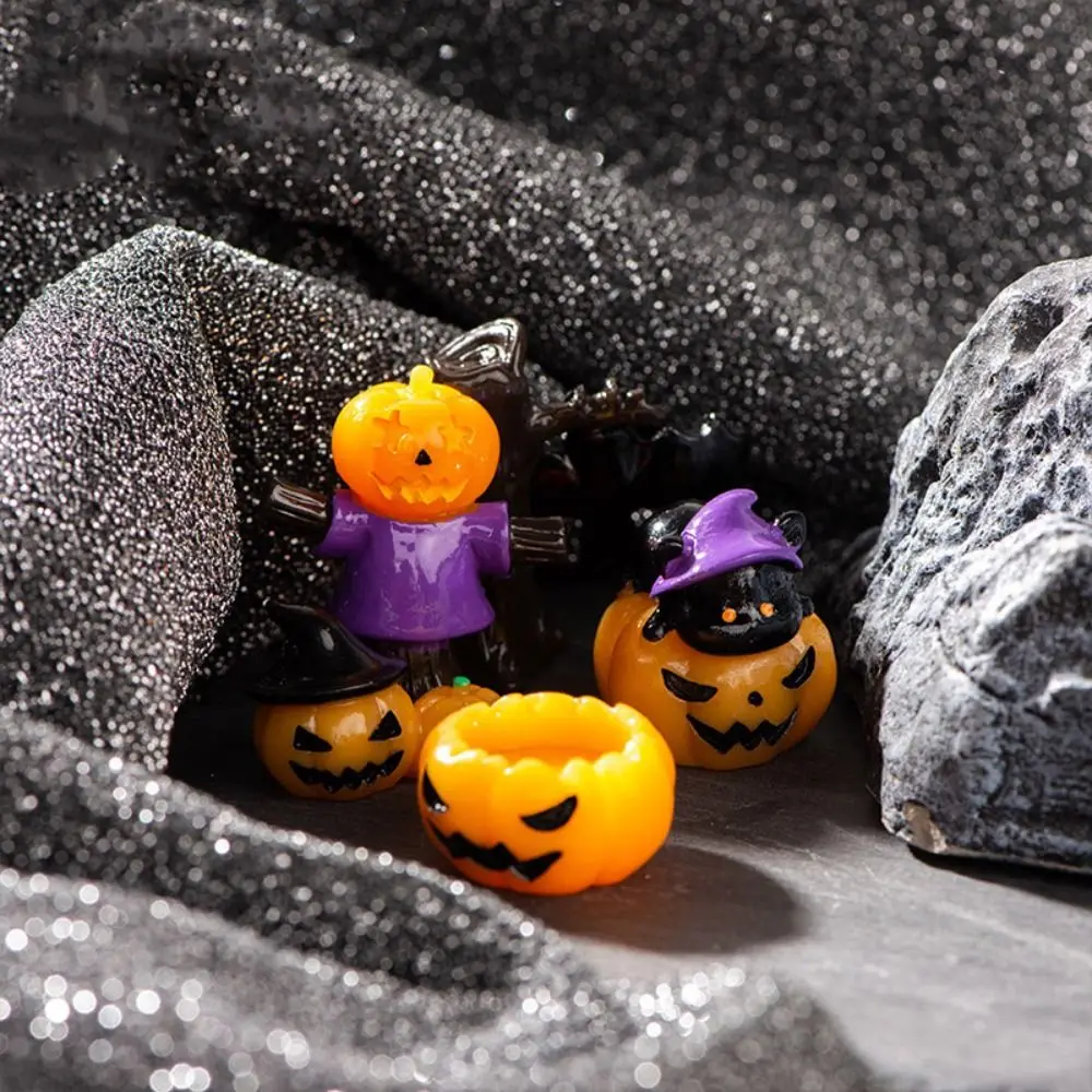 Kotkiddy Lot de 30 miniatures lumineuses d'Halloween qui brillent dans l' obscurité - Petites figurines en résine à cacher - Petites citrouilles - Crâne - Figurines pour accompagnements de fête