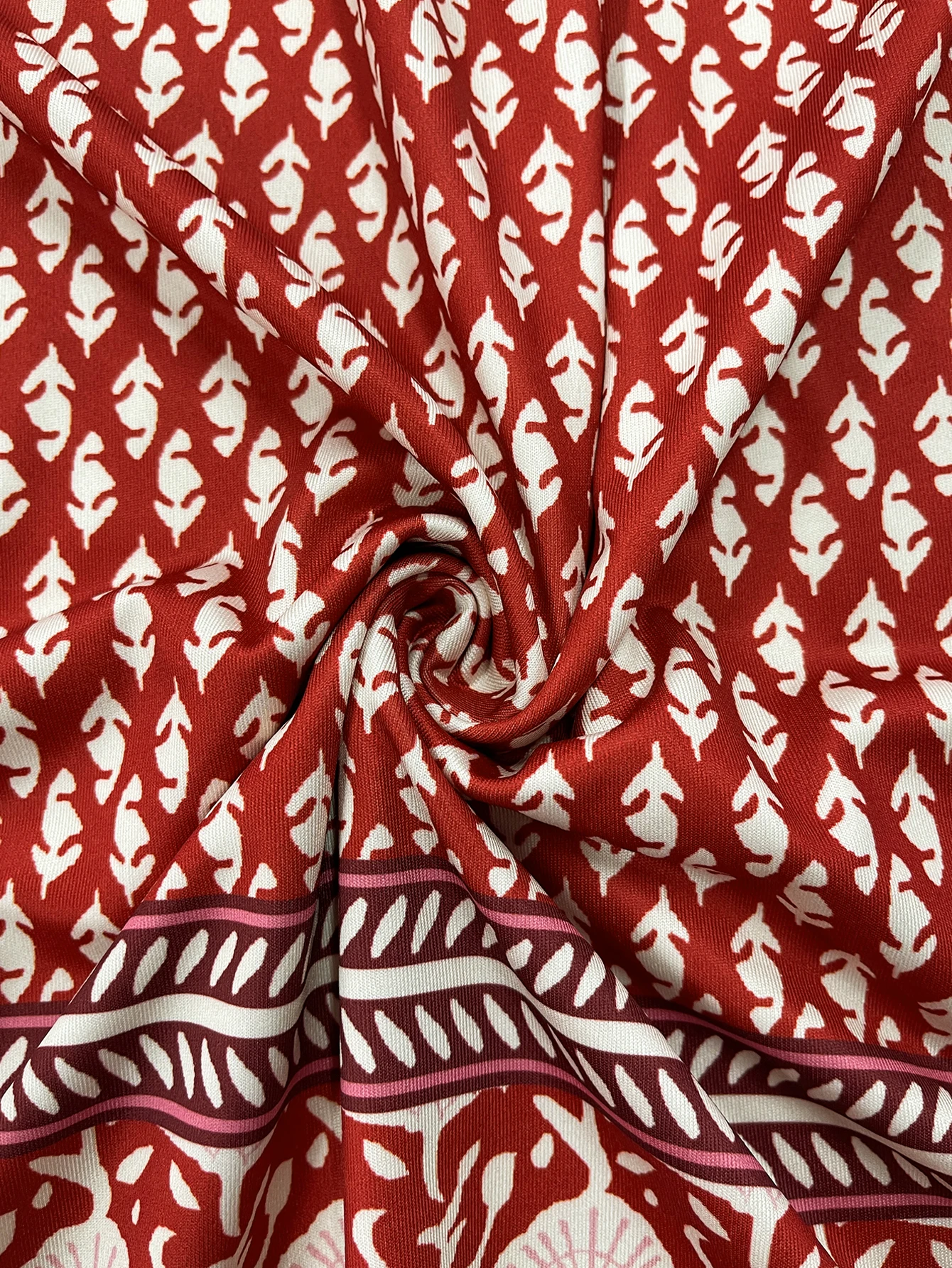 Rotes Midikleid mit ethnischem Print in Übergröße, sommerliches, lässiges, kurzärmliges, lockeres Sommerkleid mit Rundhalsausschnitt und Seitentaschen – Detail 4