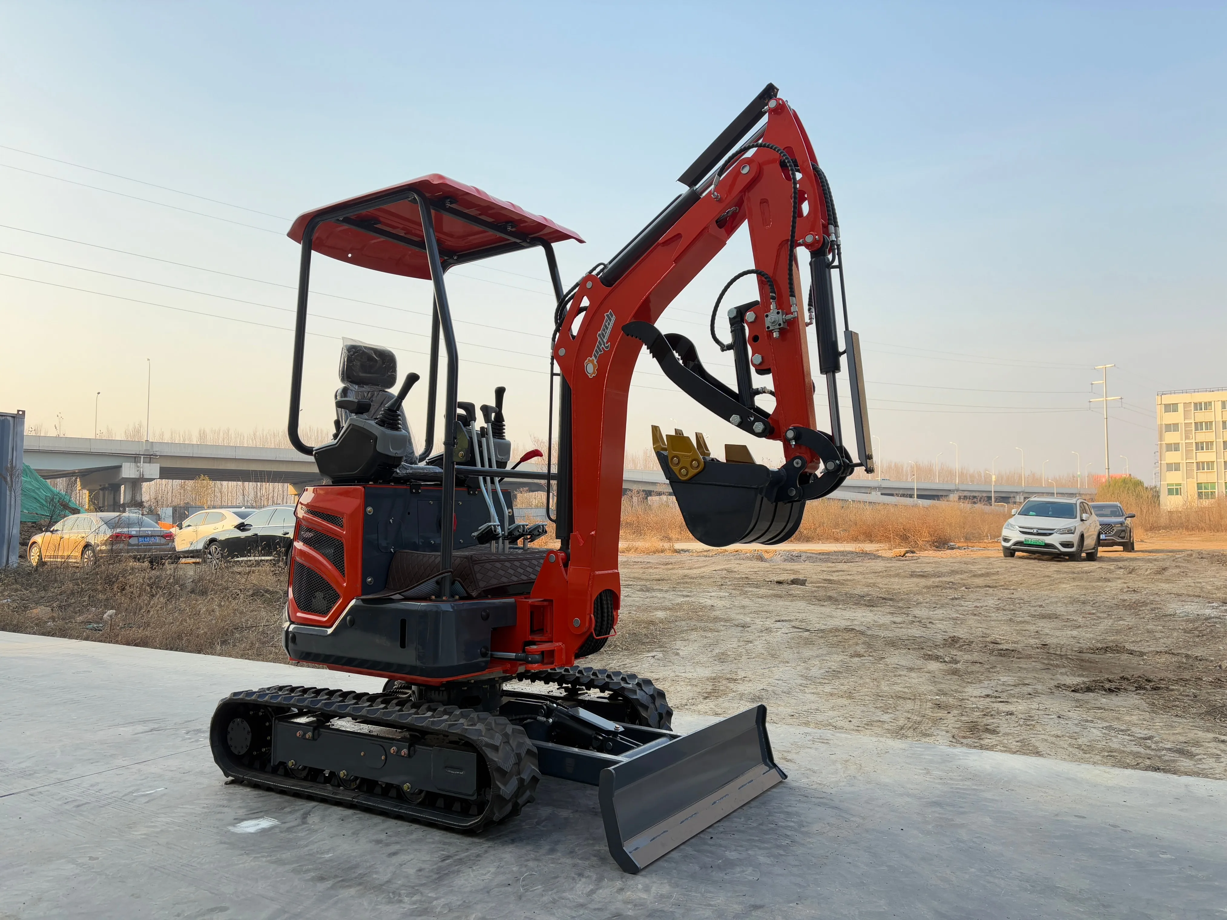 Niezawodny, dostosowany do indywidualnych potrzeb mini koparka OMI T18 z silnikiem Kubota EPA, idealna do projektów w ograniczonych przestrzeniach.