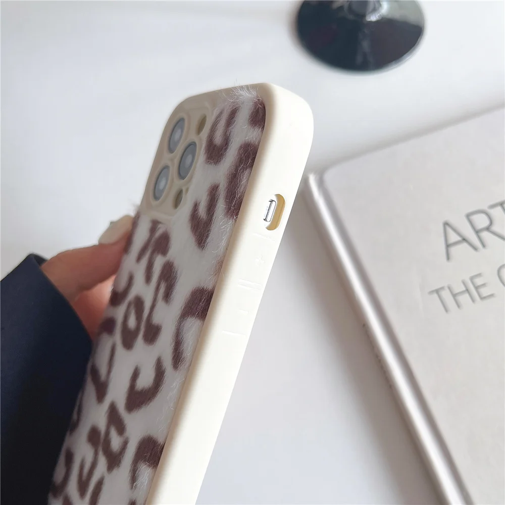 Luxury winter fluffy hand warmer peluche Leopard Zebra Tiger phone case per iphone 15 Pro 12 13 14 Pro Max 11 X XR 7 cover pelosa