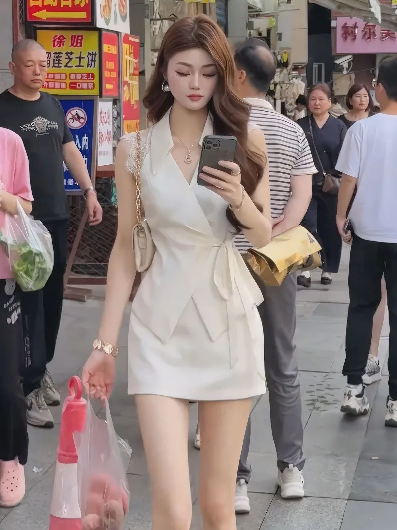 ชุดเซ็ตสองชิ้นแฟชั่นใหม่สำหรับฤดูร้อน ผู้หญิง ดีไซน์หรูหรา ผ้าลูกไม้ ผูกเชือก แขนกุด เสื้อทรงเข้ารูป + กระโปรงสั้น สีพื้น